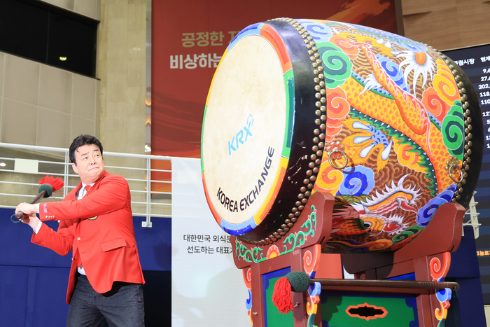 기념북 치는 백종원 대표 〈사진=연합뉴스〉