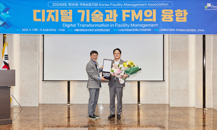 한국FM학회 정보경영부문 대상을 수상한 정성재 HDC랩스 리얼티본부장(오른쪽)이 이명식 FM학회 회장(왼쪽)과 기념촬영을 하고 있다. 사진=HDC랩스