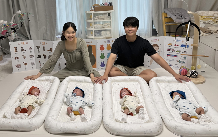 정재룡 LX하우시스 선임 부부와 네 쌍둥이