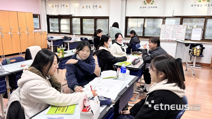 시간관리를 통해 효율적으로 일하고, 자율성과 리더십을 높이는 방법을 학습하는 토론수업 모습.