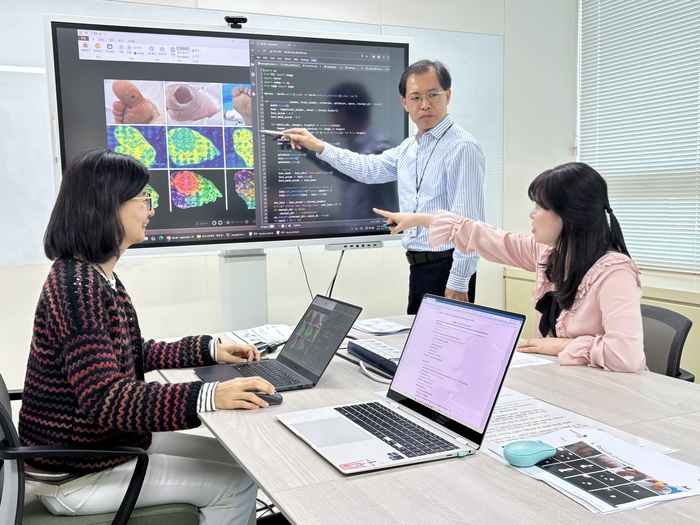 ETRI 연구진이 AI 기반 당뇨발 이미지 분석 기술 자기지도 학습모델에 관해 논의하고 있다.