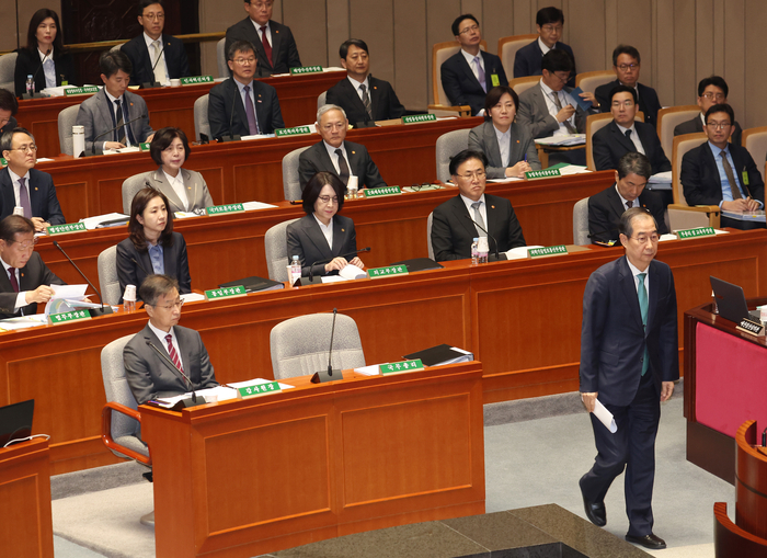 한덕수 국무총리가 7일 국회에서 열린 예산결산특별위원회에서 인사말을 하기 위해 단상으로 향하고 있다.