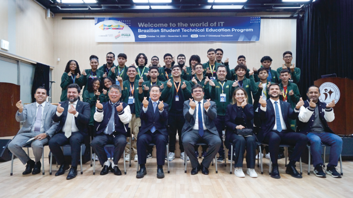 한국IT교육재단 이사장(왼쪽에서 네 번째), 라파엘 타즈라 폰테레스 브라질 피아우이주 주지사(왼쪽에서 다섯 번째), 브라질 학생 IT 기술교육 프로그램에 참가한 브라질 피아우이주 학생 및 교직원이 기념 촬영을 했다.