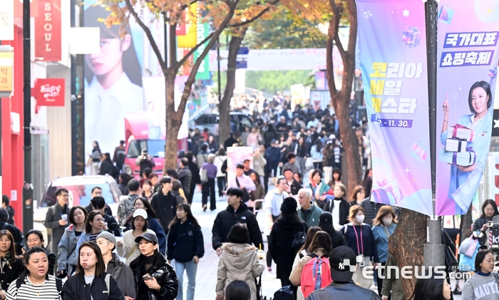 지난달 열린 코리아세일페스타 기간 서울 명동거리에 홍보 포스터가 걸려 있다. 김민수기자 mskim@etnews.com