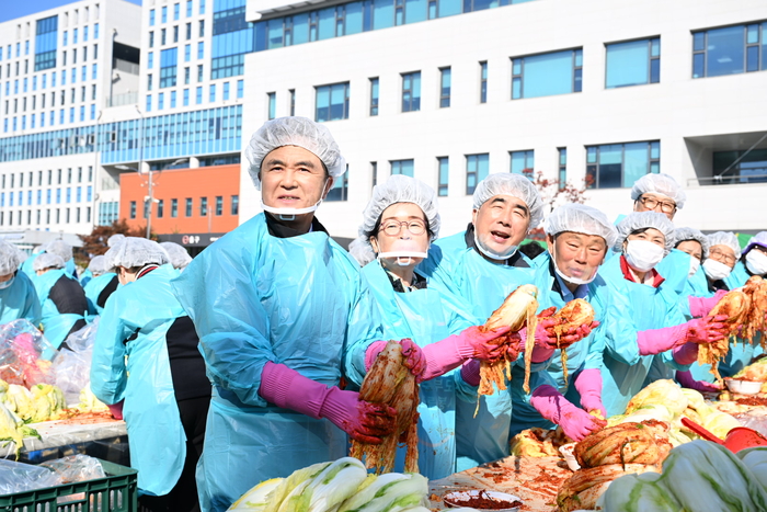 김태흠 충남 지사(왼쪽 첫번째)는 8일 '충남세종농협 함께하는 김장김치 나눔행사'에 참가했다.