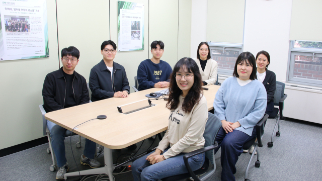 지적 장애인 명의 도용 대출 관련 공익소송을 승소로 이끈 이연지 인하대 리걸클리닉센터 임상법학교수(오른쪽 세 번째)와 로스쿨 학생들의 모습.