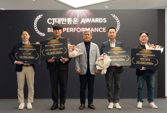 신영수(왼쪽 세번째) CJ대한통운 대표와 우수한 성과로 CJ대한통운 Awards를 받은 수상자들이 기념사진을 촬영하고 있다.