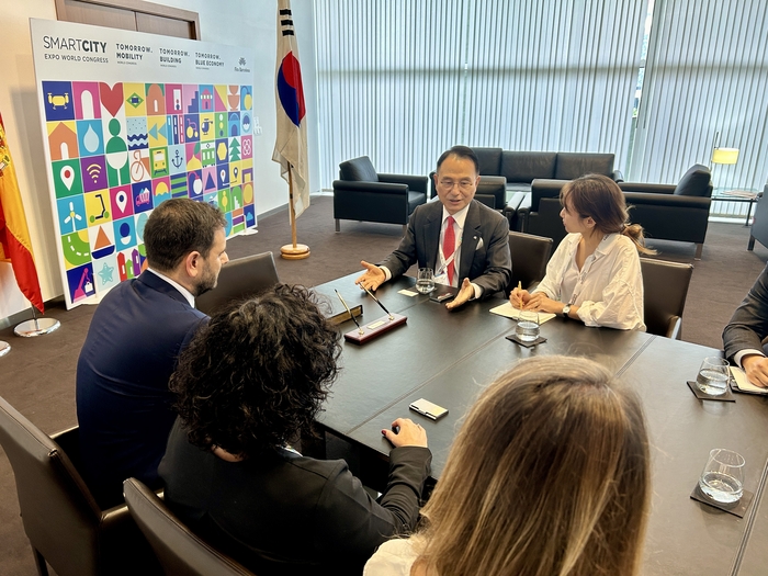 박상돈 시장은 스페인 바르셀로나에서 열린 '월드스마트시티엑스포'에 참석해 각국의 스마트도시 정책과 글로벌 기업의 전시관을 둘러봤다. 사진은 우고발렌티 월드스마트시티엑스포 회장과 천안시가 글로벌 스마트도시로 도약하기 위한 협력 방안을 논의하는 모습.