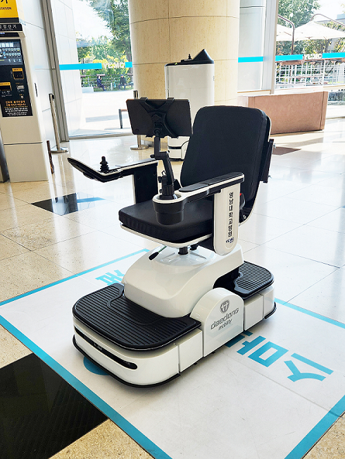 대동모빌리티가 영남대병원에서 자체 개발한 메디컬 로봇 실증을 시작했다. 사진은 스마트체어로봇