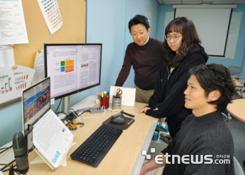 서울대 이상구 교수, 김연아 연구원, 김형준 연구원(왼쪽부터)이 연구결과를 보고 있다.