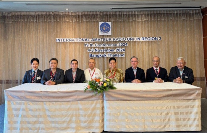 이성기 한국아마추어무선연맹 박사(왼쪽 첫번째)가 국제아마추어무선연합(IARU) Reg 3 이사에 당선된 뒤 IARU 임원들과 기념 촬영하고 있다.