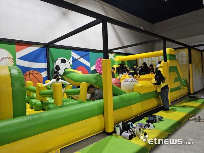 국립광주과학관 스포츠 특별전을 체험하고 있는 관람객.