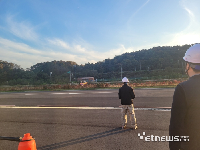 7일 김천드론자격센터에서 TS 직원이 드론 운행을 시연하고 있다. (사진=박효주기자)