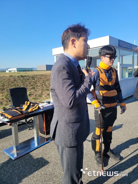 지난 7일 찾은 상주교통안전체험교육센터에 TS직원이 고령자 체험복을 입고 교통안전에 대한 체험교육을 진행하고 있다. (사진=박효주기자)