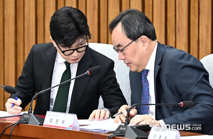 대화하는 한동훈-이진우