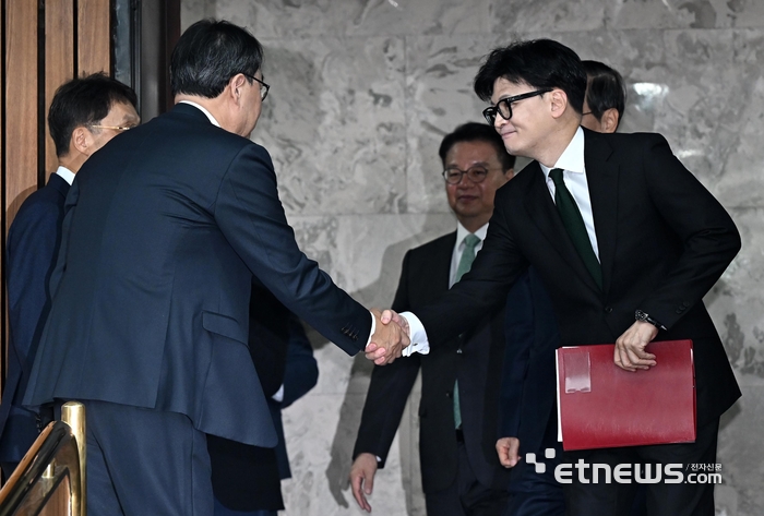 악수하는 한동훈-이진우