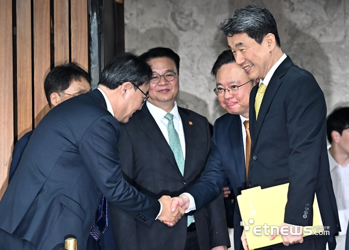 악수하는 조규홍-이진우