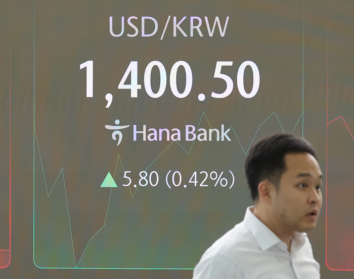 1,400원 재돌파한 원/달러 환율 (서울=연합뉴스) 박동주 기자 = 원/달러 환율이 1,400원을 재돌파한 12일 오전 서울 중구 하나은행 본점 딜링룸에서 직원들이 업무를 보고 있다. 2024.11.12 pdj6635@yna.co.kr (끝)