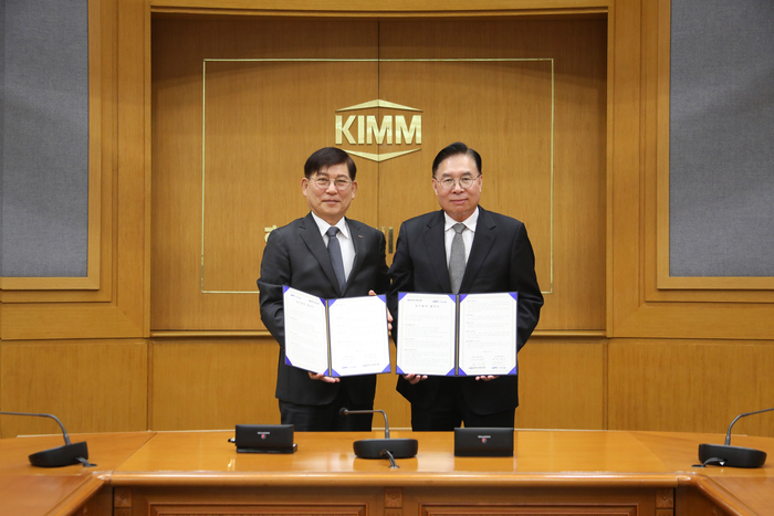 류석현 한국기계연구원장(오른쪽)과 신용진 한국광기술원장이 업무협약을 체결하고 기념촬영을 하고 있다.