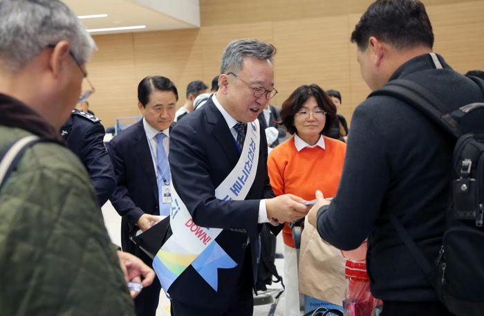 지난 11일 인천국제공항 제2여객터미널 1층 입국장에서 진행된 '여행자 휴대품 성실신고 캠페인'에서 신한은행 정상혁 은행장(가운데)이 홍보물품을 나눠주고 있는 모습