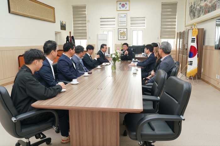 조선대학교는 12일 조선대 대학본부에서 기후위기 대응과 탄소중립 실현을 위한 싱크탱크인 1.5℃포럼, 친환경 생분해 플라스틱 제품 생산 보급 전문기업 그리코와 대학 ESG 경영을 위한 업무협약(MOU)을 체결했다.