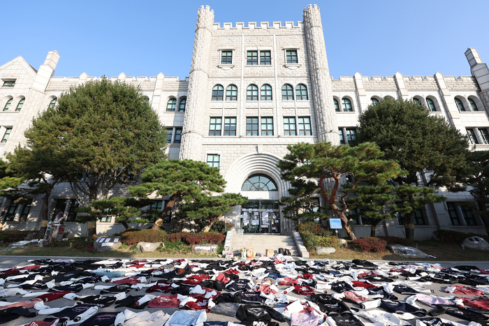 동덕여자대학교의 남녀공학 전환 추진 논의에 반발한 학생들이 벗어둔 과잠이 12일 오전 서울 성북구 동덕여대 본관 앞에 놓여 있다. 학교 측은 남녀공학 전환에 대해 확정된 사안이 아니라는 입장을 밝혔다. 연합뉴스