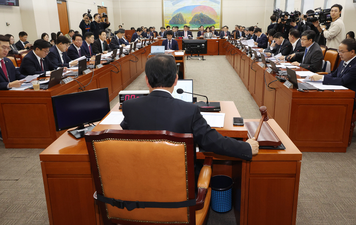 12일 국회에서 정무위원회 전체회의가 열리고 있다. 연합뉴스.