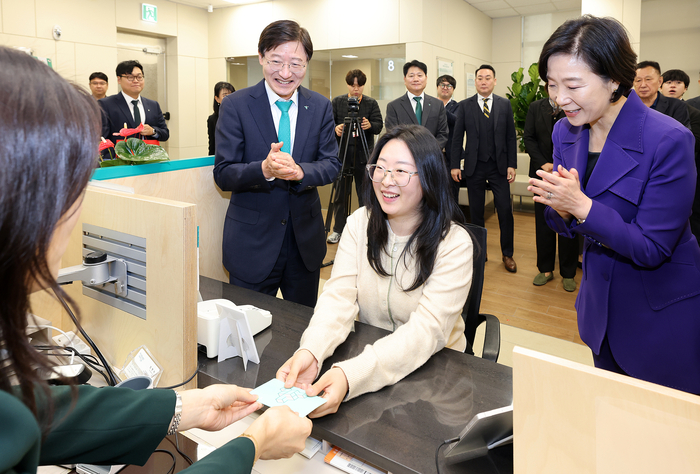 중소기업재직자 우대저축 1만번째 가입자가 오영주 중기부 장관(사진 오른쪽), 이승열 하나은행장(사진 왼쪽)과 함께 통장을 수령하고 있다. 사진제공=하나은행