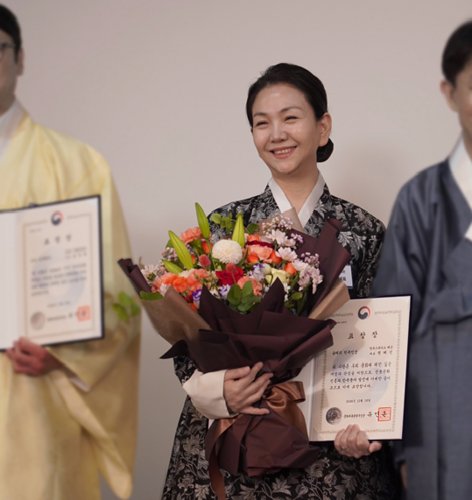 서울디지털대학교 권혜진 교수가 2024 한복문화주간에 '한복인 대상 표창 수여식'에서 한복분야 유공자로 '올해의 한복인상'을 수상하고 있다. 사진=서울디지털대학교.