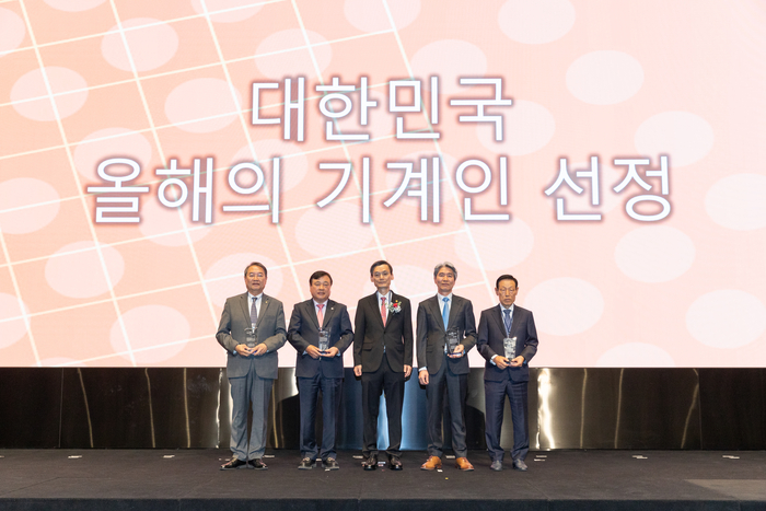 김동환 한국기계기술단체총연합회 회장(가운데)이 13일 서울 서초구 엘타워에서 열린 '2024 기계의 날'에서 올해의 기계인에 선정된 이건우 DGIST 총장(왼쪽부터), 유기덕 덕일산업 대표, 박춘수 한국철도기술연구원 연구소장, 손화현 화영 대표와 기념촬영하고 있다. 〈사진 기계산업진흥회 제공〉