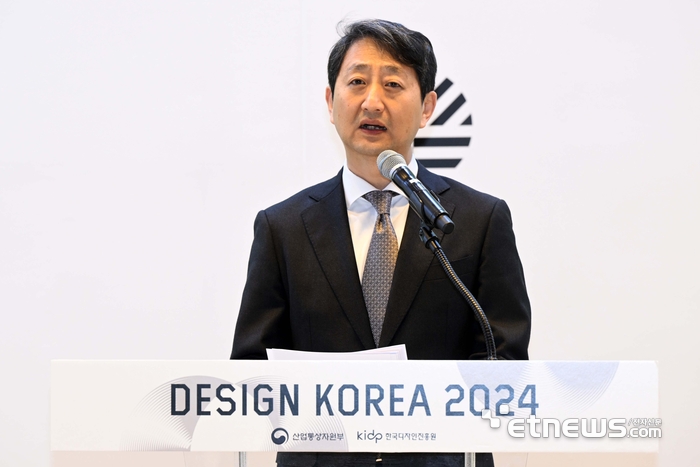 산업통상자원부가 주최하고 한국디자인진흥원이 주관한 '디자인코리아 2024'가 'AI는 우리 일상을 어떻게 움직이는가?'를 주제로 13일 서울 강남구 코엑스에서 열렸다. 개막식 행사에서 안덕근 산업통상자원부 장관이 개회사를 하고 있다. 김민수기자 mskim@etnews.com