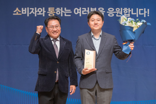 박영락 한국인터넷소통협회장(왼쪽)과 백승규 KT&G 커뮤니케이션실장이 수상식에서 기념촬영했다. [자료:KT&G]