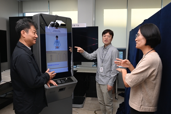 ETRI 연구진이 청각장애인을 위한 양방향 의료 수어 서비스 키오스크에 관해 논의하고 있다.