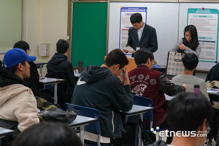 2025학년도 대학수학능력시험일인 14일 서울 종로구 경복고등학교에서 수험생들이 시험 시작을 기다리고 있다. 사진공동취재단