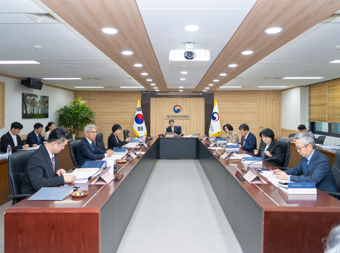 최장혁 개인정보보호위원회 부위원장이 지난 13일 오후 서울 종로구 정부서울청사에서 열린 2024년 제19회 전체회의를 주재하고 있다.(개인정보보호위원회 제공)