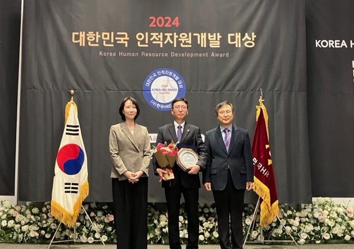 지난 13일 섬유센터빌딩 스카이뷰컨벤션에서 최용환 롯데GRS ESG부문장(가운데)이 2024 대한민국 인적자원개발 대상 'HRD 솔루션 부문 대상'을 수상한 후 기념촬영을 하고 있다.