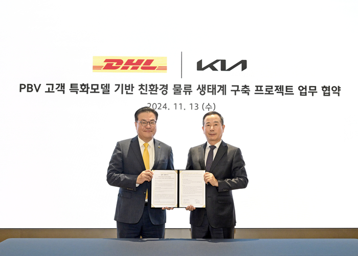 한지헌 DHL코리아 대표(왼쪽)와 정원정 기아 국내사업본부장 부사장