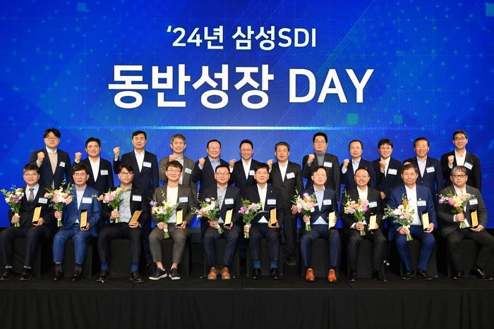 삼성SDI가 13일 더블트리 바이힐튼 서울 판교 호텔에서 개최한 '2024년 삼성SDI 동반성장 DAY'에서 최윤호 삼성SDI 사장과 베스트 파트너사에 선정된 파트너사 대표들이 기념사진을 촬영하고 있다. (삼성SDI 제공)