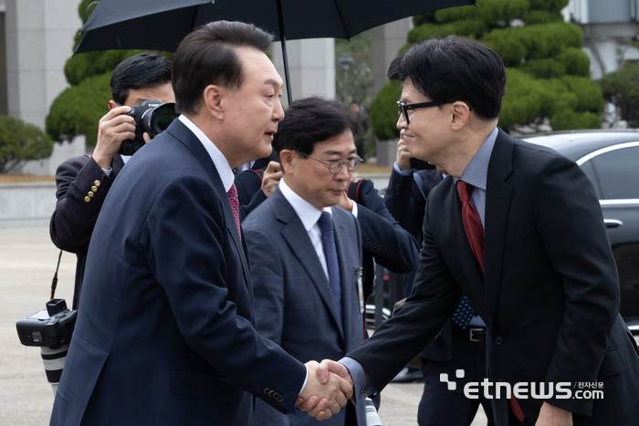 윤석열 대통령, 한동훈 대표와 악수 - 윤석열 대통령과 한동훈 국민의힘 대표. 대통령실 제공.