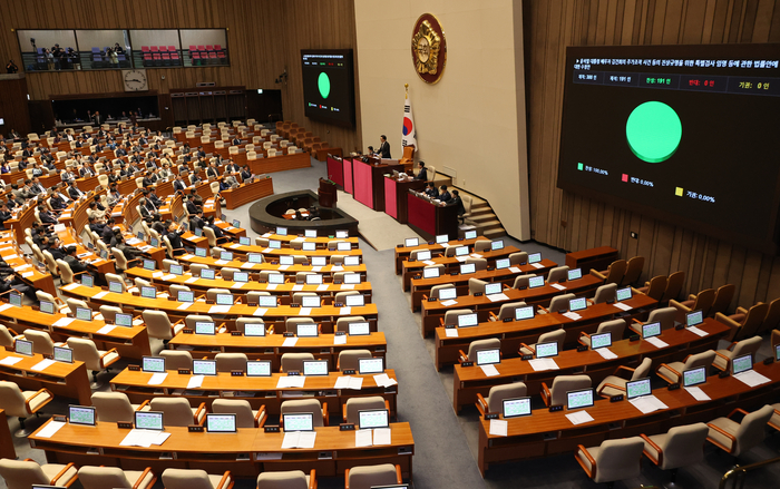 14일 오후 국회 본회의에서 '김건희 여사 특검법' 수정안이 야당 단독으로 통과되고 있다.