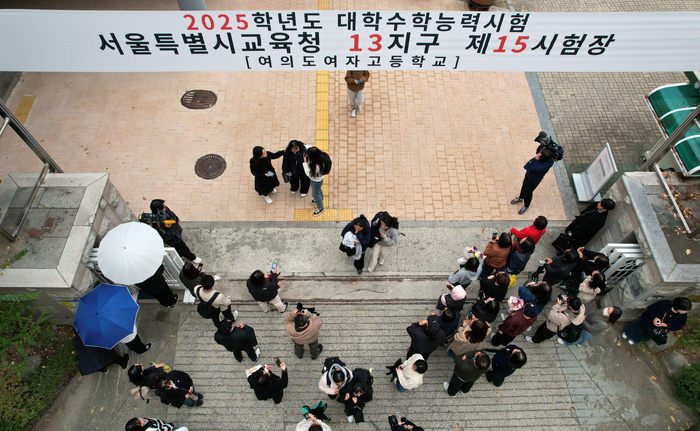 14일 서울 영등포구 여의도여자고등학교에서 2025학년도 대학수학능력시험(수능)을 마친 수험생들이 시험장 밖으로 나서고 있다. 연합뉴스