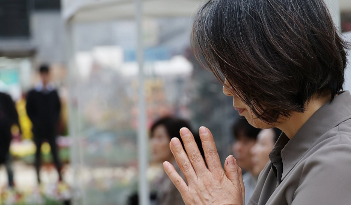 수능 시험 중인 자녀를 위해 기도하는 부모의 모습. 사진=연합뉴스