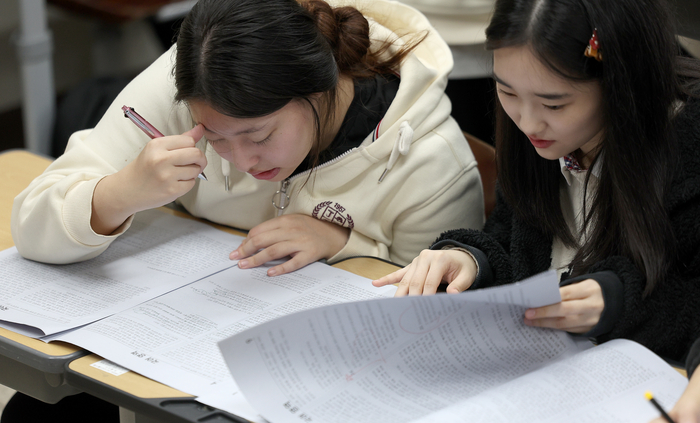 2025학년도 대학수학능력시험 다음날인 지난달 15일 대구 수성구 정화여자고등학교 3학년 교실에서 수험생들이 가채점하고 있다. [연합뉴스]