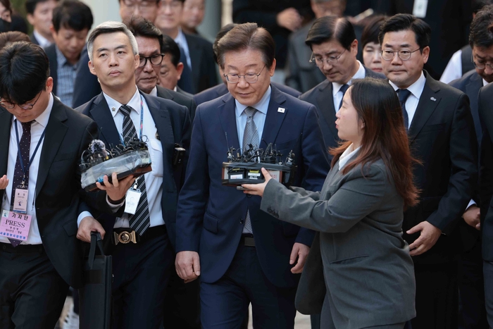 공직선거법상 허위사실 공표 혐의를 받는 더불어민주당 이재명 대표가 15일 오후 서울 서초구 서울중앙지법에서 열린 1심 선고공판 출석을 마치고 법정을 나서고 있다. 연합뉴스