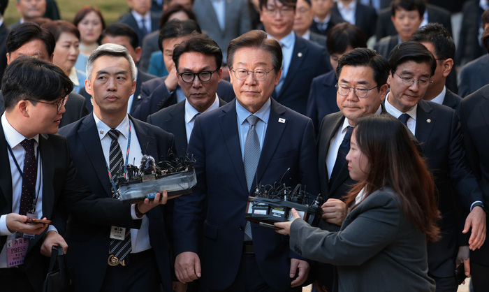 더불어민주당 이재명 대표가 15일 오후 서울 서초구 서울중앙지법에서 열린 공직선거법 위반 혐의 관련 1심 선고 공판을 마친 뒤 법원 청사를 나서고 있다.
 이날 서울중앙지법 형사합의34부(한성진 부장판사)는 공직선거법 위반 혐의로 불구속기소된 이 대표에게 징역 1년에 집행유예 2년을 선고했다. 연합뉴스