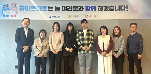 지난 15일 하이트진로 서초사옥에서 김인규 하이트진로 대표(왼쪽 첫 번째)와 소방공무원 유가족이 참석한 가운데 소방유가족 지원금 전달식을 진행했다. [자료:하이트진로]