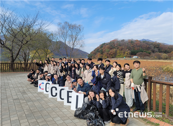 경기혁신센터가 최근 '전략 수립 워크숍'을 열고, 다산 정약용 생가 주변을 청소했다.