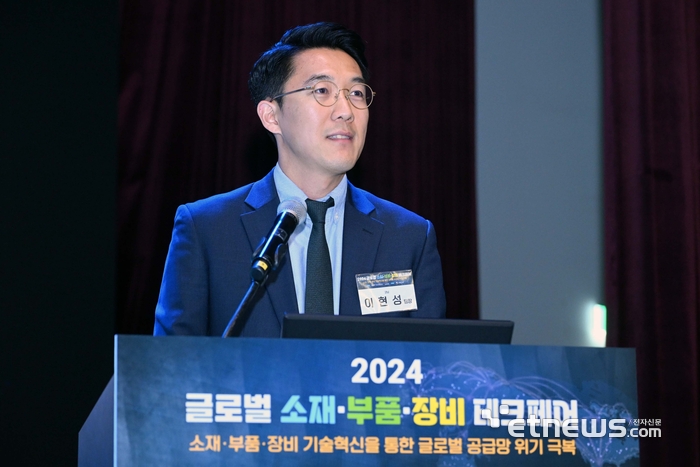 한국산업기술기획평가원과 전자신문이 주최하고 산업통상자원부가 후원한 '2024 글로벌 소재·부품·장비 테크페어'가 '소재·부품·장비 기술혁신을 통한 글로벌 공급망 위기 극복'을 주제로 19일 서울 강남구 코엑스에서 열렸다. 이현성 코닝 팀장이 'AI 시대의 유리혁신'을 주제로 발표하고 있다. 김민수기자 mskim@etnews.com