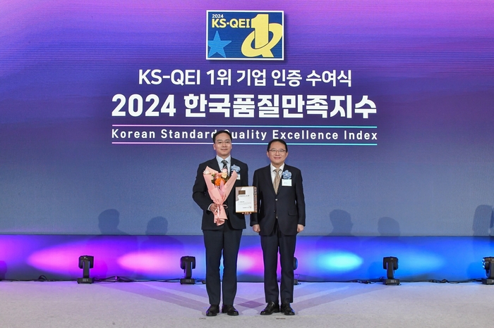 박윤경 영림원소프트랩 부사장(좌)이 '2023 품질만족지수(KS-QEI) ERP' 부문에서 1위 기업 인증식에서 수상한 뒤 기념 사진을 찍고 있다.