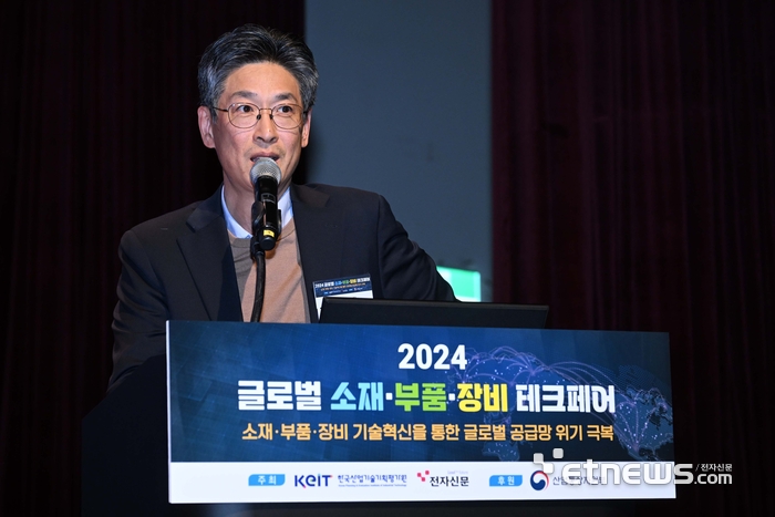 한국산업기술기획평가원과 전자신문이 주최하고 산업통상자원부가 후원한 '2024 글로벌 소재·부품·장비 테크페어'가 '소재·부품·장비 기술혁신을 통한 글로벌 공급망 위기 극복'을 주제로 19일 서울 강남구 코엑스에서 열렸다. 진경식 듀폰 한국기술연구센터 센터장이 '업계에서 가장 어려운 과제를 해결하기 위한 혁신적이고 지속 가능한 솔루션 제공'을 주제로 기조강연을 하고 있다. 김민수기자 mskim@etnews.com